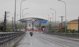 Do nhiều nguyên nhân chủ quan và khách quan, cầu Văn Lang chỉ lác đác xe qua lạiẢnh: A.Trọng