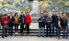 Các đảng viên của Đảng bộ NXB Kim Đồng tham quan Di tích Kim Đồng (ở Cao Bằng). ẢNH: NVCC 