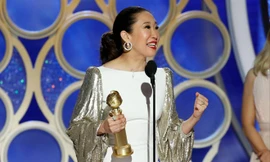 Nữ diễn viên gốc Á Sandra Oh, một trong hai người dẫn chương trình và thắng Quả cầu vàng