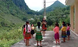 Cô giáo Phàng Thị Thúy và các em học sinh dân tộc Mông Ảnh: NVCC