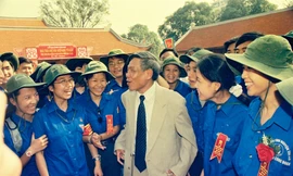 Nguyên TBT Lê Khả Phiêu với thanh niên 