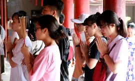 Sáng 23/6, sĩ tử đến Văn Miếu Quốc Tử Giám cầu may trước khi thi tốt nghiệp THPT Quốc gia 2019. Ảnh: Hồng Vĩnh