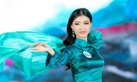 Kiều Loan trong phần thi trang phục áo dài trong đêm chung kết