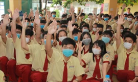 Các em học sinh hào hứng với nội dung của buổi tọa đàm Ảnh: Ngô Tùng 