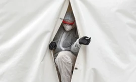 Nhân viên y tế ở Moscow. Ảnh: Reuters