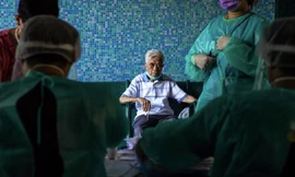 Người dân Hong Kong chờ được xét nghiệm COVID-19ảnh: SCMP