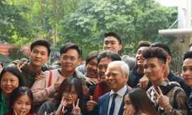 Nhà giáo Nguyễn Văn Hòa với học trò của mình