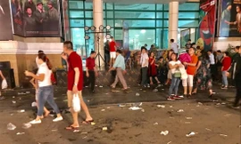 Rác thải ngập trên phố đi bộ Tràng Tiền tối 30/3