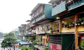 Nhiều khu tập thể cũ người dân hàn kín “chuồng cọp”