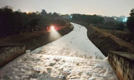 Bọt trắng dày đặc ở suối Chợ