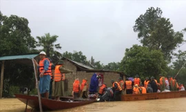 Người dân bơi giữa dòng nước lũ để vớt những tài sản chưa di chuyển kịp