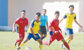 Huỳnh Văn Tiến (số 11) bị phạt 5 triệu đồng, cấm tham gia các hoạt động bóng đá do VFF quản lý, tổ chức trong 5 năm