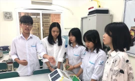 Trưởng nhóm Nguyễn Phúc Toàn giới thiệu về dự án ẢNH: LƯU TRINH