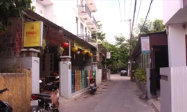 Một tuyến đường trung tâm thành phố Hội An san sát homestay Ảnh: Giang Thanh