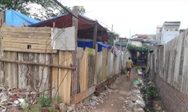 Xóm ngụ cư dưới chân cầu Long Biên     Ảnh: PV