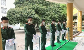 Học viên Học viện Hậu cần rửa tay tại máy sát khuẩn tự động Ảnh: N.H