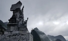 Tượng đài kỷ niệm công trường công trình mở đường Hạnh Phúc cuối 50 đầu 60