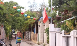 Du khách nước ngoài tìm về các homestay ở bãi biển An Bàng Ảnh: Giang Thanh 