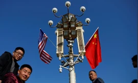 Một cột điện gần Tử Cấm Thành ở Bắc Kinh trong dịp treo cờ Trung Quốc và Mỹảnh: Damir Sagolj