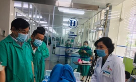 Đoàn công tác Bộ Y tế thăm bệnh nhân 91 