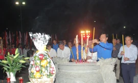 Lãnh đạo TPHCM và T.Ư Đoàn dâng hương tưởng nhớ các anh hùng liệt sỹ Ảnh: NGÔ TÙNG