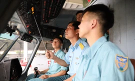 Trung tá Ngô Văn Hưởng đang giảng dạy cho các phi công quân sự tương lai tại Trường Sĩ quan Không quânẢNH: PV