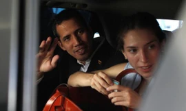 Ông Guaido và vợ rời một khách sạn ở Ecuador hôm 3/3 ảnh: Reuters