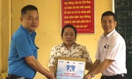 Đoàn công tác chương trình “Chia sẻ cùng thầy cô” đến thăm, tặng quà cho cô giáo Trần Thị Thuý Ngân