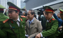 Bị cáo Trương Minh Tuấn được đưa tới tòa