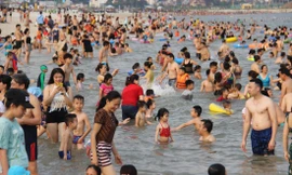 Hàng nghìn người chen nhau tắm biển tại Bãi Cháy, Hạ Long Ảnh: Hoàng Dương