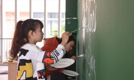 Sinh viên kiến trúc được trả 350 nghìn/ngày công vẽ tranh tường. Nếu chăm chỉ dịp tết, mỗi sinh viên có thể kiếm được vài triệu đồng Ảnh: Giang Thanh