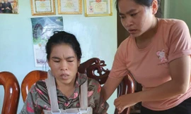 Mọi sinh hoạt của chị Ánh hiện giờ đều phải nhờ người giúp đỡ