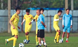 HLV Park Hang Seo theo dõi chặt chẽ các tuyển thủ ở hàng phòng ngự U23 Việt Nam luyện tập Ảnh: HỮU PHẠM