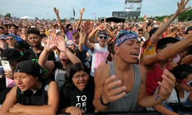 Thanh niên hát và cầu nguyện tại Together 2016, một sự kiện làm sống lại Cơ Đốc Giáo tổ chức ở Washington, Mỹ. Ảnh: The Washington Post