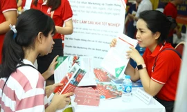 Học sinh dự ngày hội tư vấn tuyển sinh - hướng nghiệp 2020 ở Hà Nội ảnh minh họa 