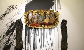 Sắp đặt Ú ớ - sơn điều, sơn ta trên gỗ của Nguyễn Đoan Ninh