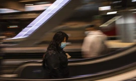 Một phụ nữ đeo khẩu trang khi đi trong ga tàu Atocha ở Madrid, Tây Ban Nha, ngày 13/4ảnh: AP