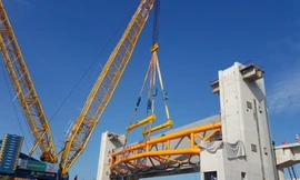 Lắp đặt cửa van cống ngăn triều Phú Xuân (huyện Nhà Bè) thuộc dự án "Giải quyết ngập do triều có xét đến biến đổi khí hậu - giai đoạn 1" Ảnh: Huy Thịnh