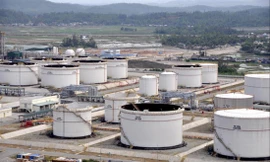 Giá dầu thô thế giới lao dốc là cơ hội tốt để các doanh nghiệp mua vào, tích trữ xăng dầu (Ảnh minh họa)