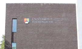  Lương Ngân tại ngôi trường cô được phong tiến sỹ