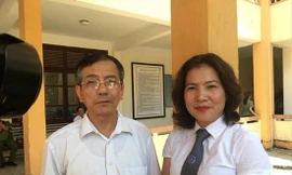 Luật sư Nguyễn Thị Đinh Hương và người nhà nạn nhân vụ chạy thận