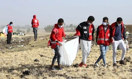 Mảnh vỡ máy bay và thi thể nạn nhân được các nhân viên cứu trợ quy tập ảnh: EPA 