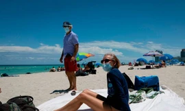 Du khách trên bãi biển Miami ngày 16/6Ảnh: Getty Images