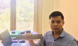 Nguyễn Sỹ Nam bên bộ thước kẻ và compa dành cho học sinh khiếm thị Ảnh: NVCC