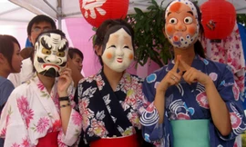 Mua sắm 'tẹt' tại ngày hội đổi đồ cũ