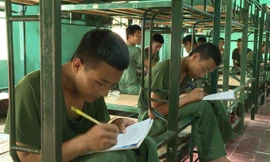 Chiến sĩ Sư đoàn 3 viết thư gửi về cho gia đình trong thời gian huấn luyện chiến sĩ mới 