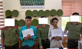 Đối tượng Cứ A Phổng (áo xanh) và Cứ A Dờ cùng tang vật