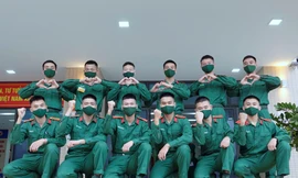 Ban tổ chức chương trình trò chuyện, động viên ĐVTN Trường Sỹ quan Chính trị tham gia hiến máu, sáng 7/11