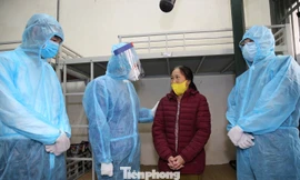 Phó Chủ tịch nước Đặng Thị Ngọc Thịnh (thứ 2 từ trái sang) thăm hỏi người dân đang cách ly tập trung tại Trung tâm Giáo dục quốc phòng và an ninh 