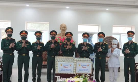 Tặng mặt nạ ngăn dịch COVID-19 cho chiến sĩ pháo binh